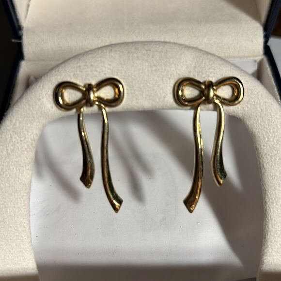 Gold tone bow pierced earrings. - Picture 2 of 4